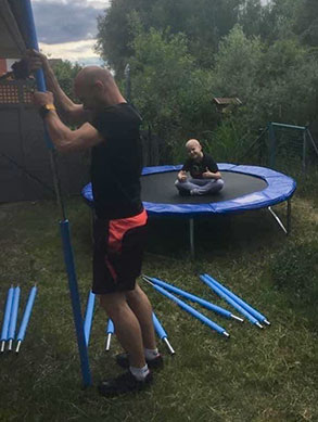 Lilly mit Papa beim Trampolinaufbau