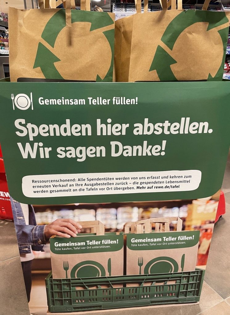 REWE-Aufsteller mit "Spenden hier abstellen. Wir sagen Danke"