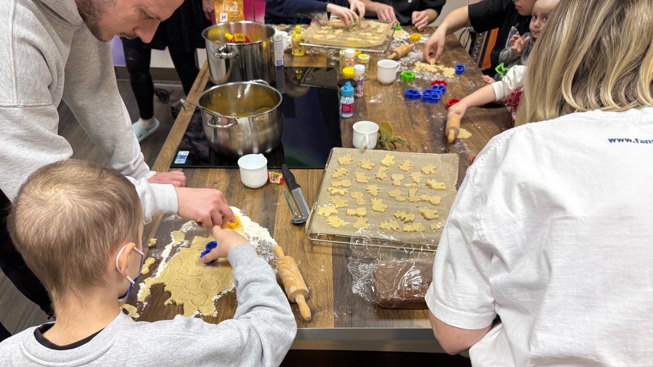 Weihnachtszauber im Klinikum Buch – 🍪Kekse, Kinderlachen und Hertha-Unterstützung
